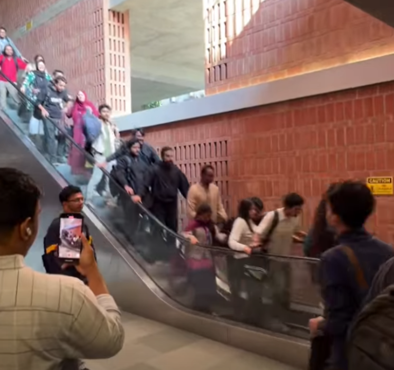 孟加拉達卡一所大學一條扶手電梯疑因技術故障突然「加速」運行,多名學生嚇至尖叫,場面一度混亂(影片截圖)