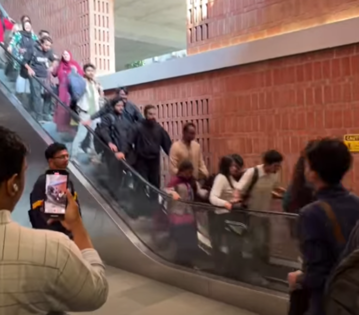 孟加拉達卡一所大學一條扶手電梯疑因技術故障突然「加速」運行,多名學生嚇至尖叫,場面一度混亂(影片截圖)