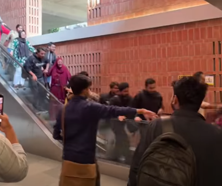 孟加拉達卡一所大學一條扶手電梯疑因技術故障突然「加速」運行,多名學生嚇至尖叫,場面一度混亂(影片截圖)