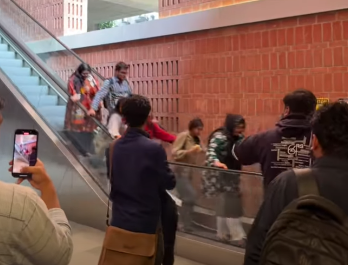孟加拉達卡一所大學一條扶手電梯疑因技術故障突然「加速」運行,多名學生嚇至尖叫,場面一度混亂(影片截圖)