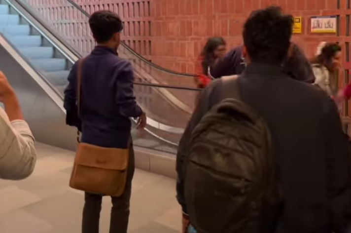 孟加拉達卡一所大學一條扶手電梯疑因技術故障突然「加速」運行,多名學生嚇至尖叫,場面一度混亂(影片截圖)