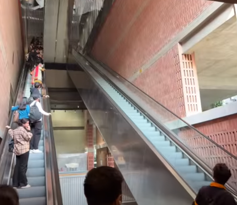 孟加拉達卡一所大學一條扶手電梯疑因技術故障突然「加速」運行,多名學生嚇至尖叫,場面一度混亂(影片截圖)