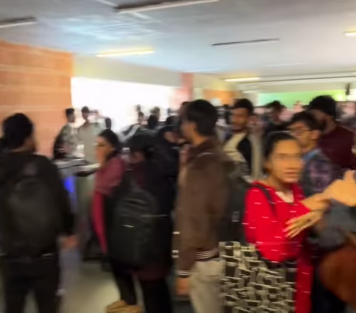 孟加拉達卡一所大學一條扶手電梯疑因技術故障突然「加速」運行,多名學生嚇至尖叫,場面一度混亂(影片截圖)