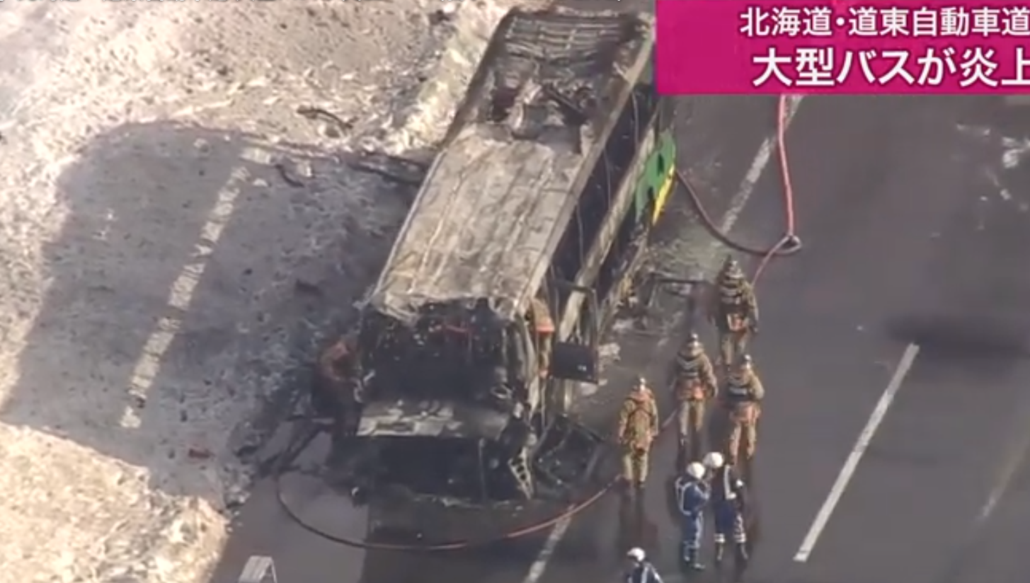 北海道新千歲機場巴士突起火 火勢猛烈車上41人及時疏散(有片)