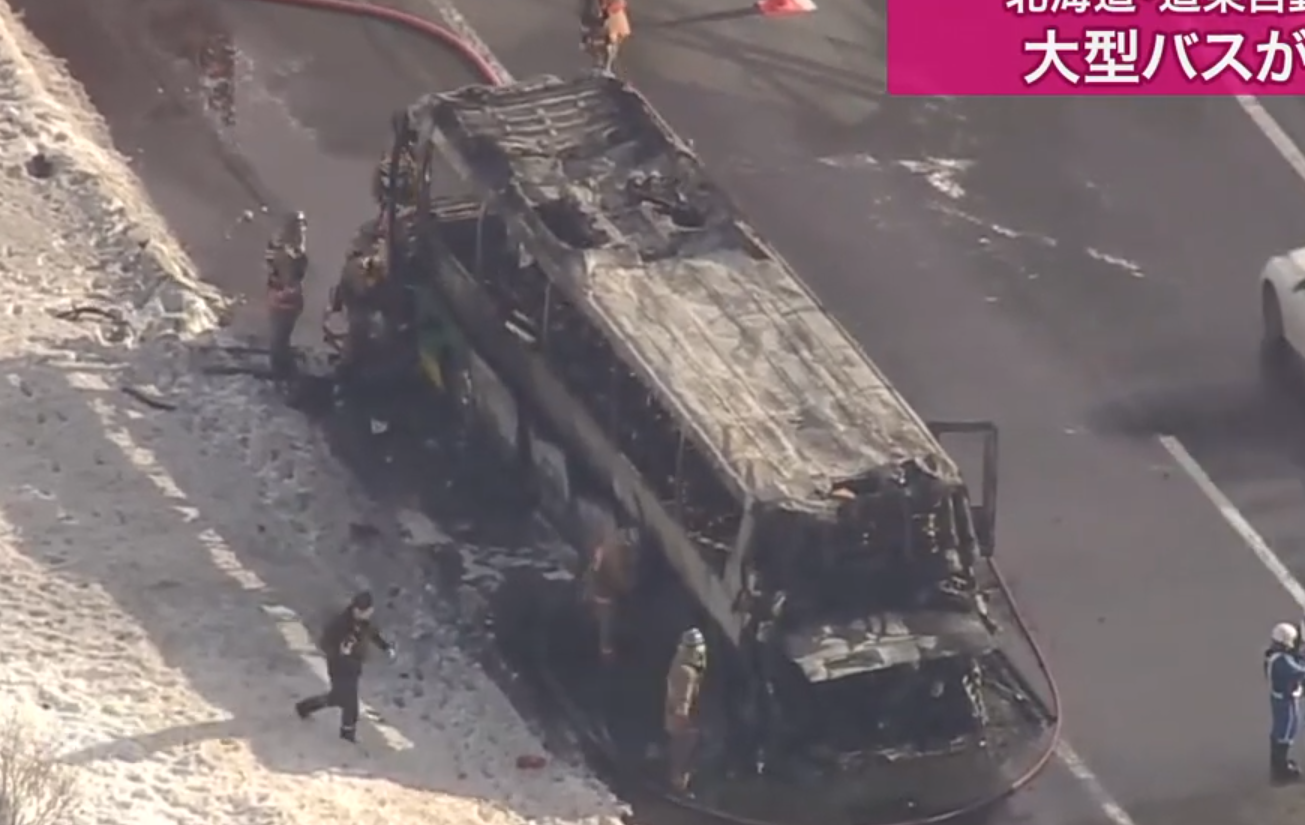 北海道新千歲機場巴士突起火 火勢猛烈車上41人及時疏散(有片)