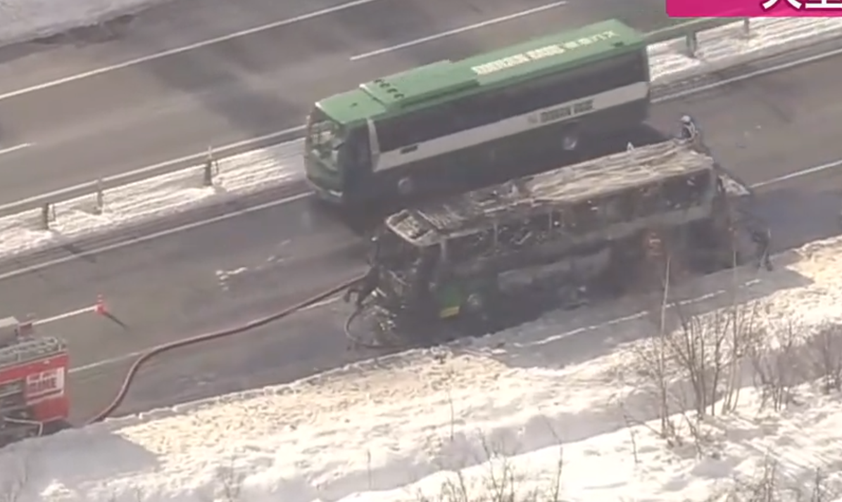 北海道新千歲機場巴士突起火 火勢猛烈車上41人及時疏散(有片)