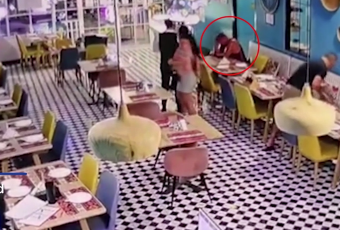 男子突然狀甚驚慌,奔向玻璃門。(互聯網)