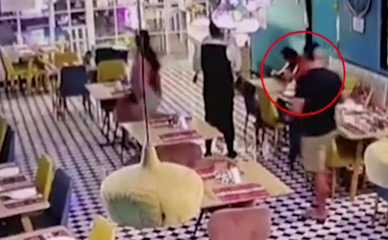 男子突然狀甚驚慌,奔向玻璃門。(互聯網)