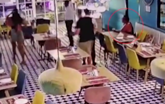 男子突然狀甚驚慌,奔向玻璃門。(互聯網)