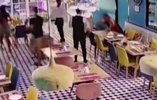 男子突然狀甚驚慌,奔向玻璃門。(互聯網)