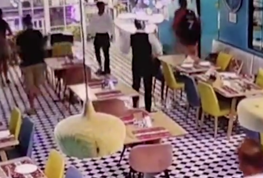 男子突然狀甚驚慌,奔向玻璃門。(互聯網)