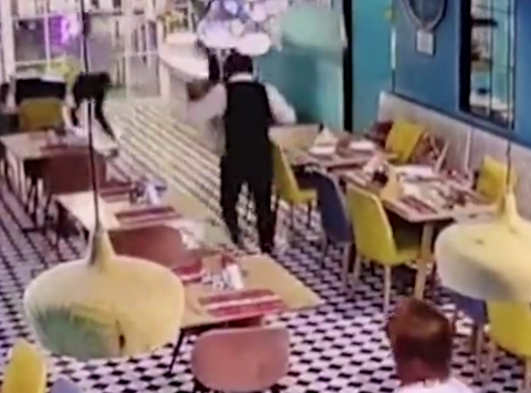 男子突然狀甚驚慌,奔向玻璃門。(互聯網)