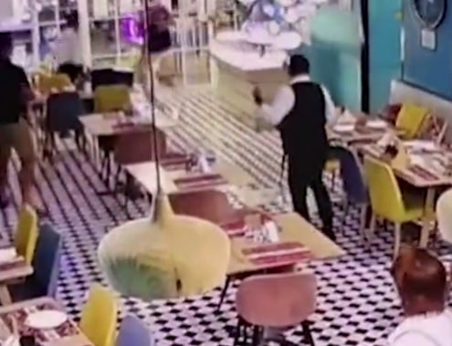 男子突然狀甚驚慌,奔向玻璃門。(互聯網)