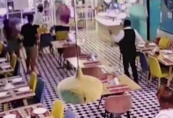 男子突然狀甚驚慌,奔向玻璃門。(互聯網)