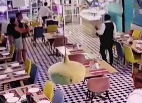 男子突然狀甚驚慌,奔向玻璃門。(互聯網)