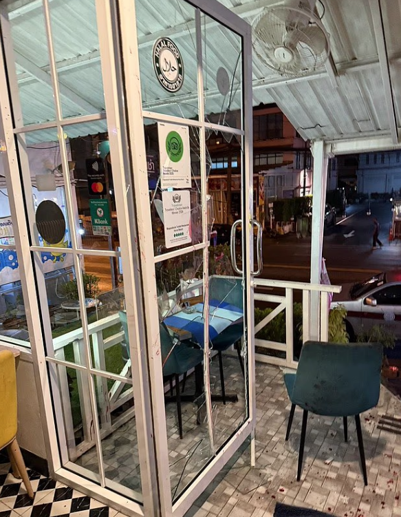 玻璃門被撞爆。(互聯網)