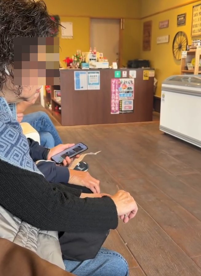 一名網民於社交平台Threads發布帖文,稱於福岡縣福岡市西端的系島一間餐廳排隊等食燒蠔期間,發現旁邊同是港人的中年婦人,拿出指甲銼銼指甲,期間四處張望。(Threads)