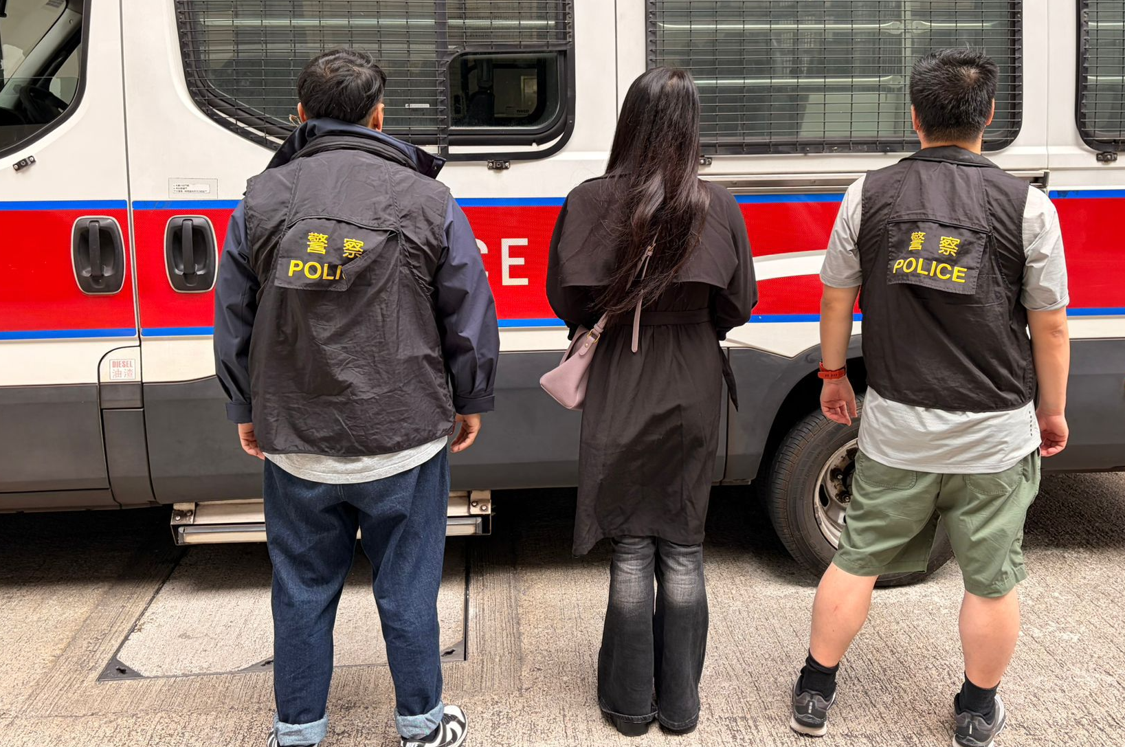 人員在油麻地砵蘭街及廟街附近拘捕一名44歲外籍女子及一名47歲內地女子,涉嫌「為不道德目的而唆使他人」及「違反逗留條件」