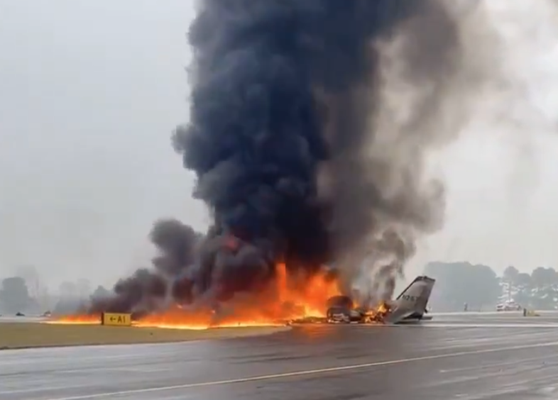 美國北卡羅來納州斯泰茨維爾地區的機場,當地周四(18日)早上有一架小型私人飛機起飛後不久遇上惡劣天氣,試圖返回機場途中墜毀,機上7人全數罹難,包括房車大賽退役車手比弗爾(Greg Biffle)一家四口。(網上圖片)