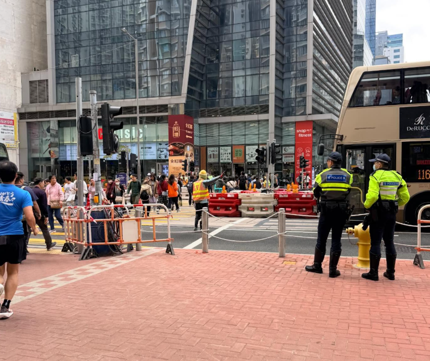 新蒲崗彩虹道近大有街、啟鑽苑對出的行人過路處,因房屋署擴闊道路工程設置水馬,導致安全島空間大幅縮窄變「樽頸」位,下班繁忙時段人流擠擁過路。多名交通警於現場維持秩序(Threads)