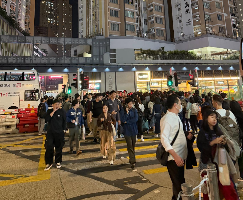 新蒲崗彩虹道近大有街、啟鑽苑對出的行人過路處,因房屋署擴闊道路工程設置水馬,導致安全島空間大幅縮窄變「樽頸」位,下班繁忙時段人流擠擁過路。(Threads)