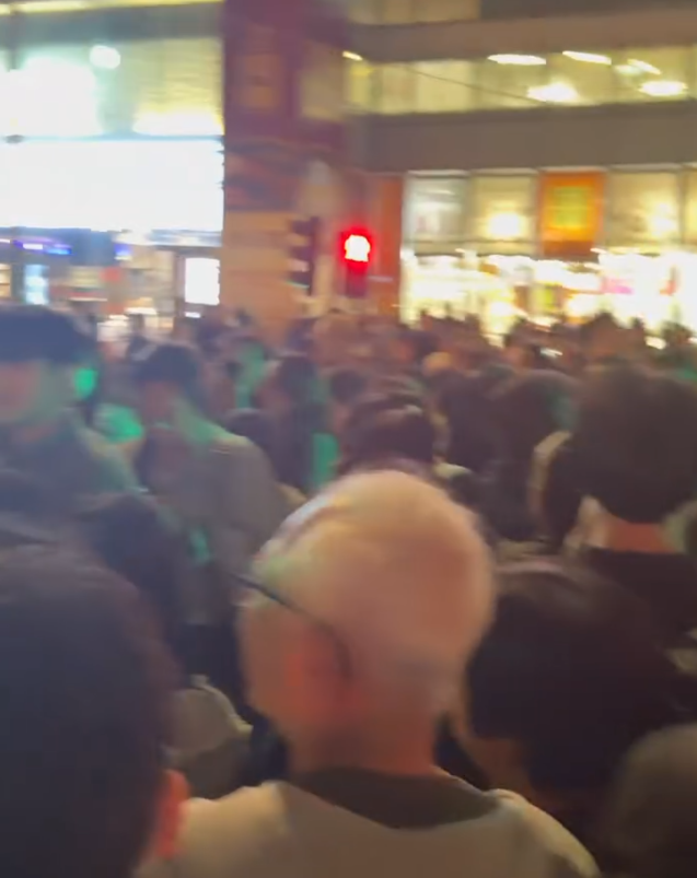 新蒲崗彩虹道近大有街、啟鑽苑對出的行人過路處,因房屋署擴闊道路工程設置水馬,導致安全島空間大幅縮窄變「樽頸」位,下班繁忙時段人流擠擁過路。(doris_w02@Threads)