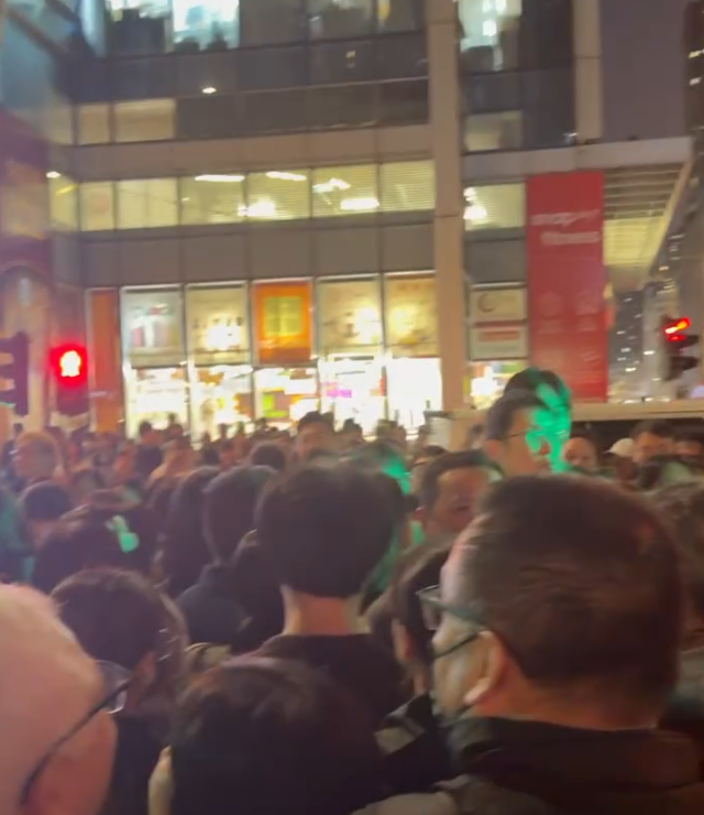 新蒲崗彩虹道近大有街、啟鑽苑對出的行人過路處,因房屋署擴闊道路工程設置水馬,導致安全島空間大幅縮窄變「樽頸」位,下班繁忙時段人流擠擁過路。(doris_w02@Threads)