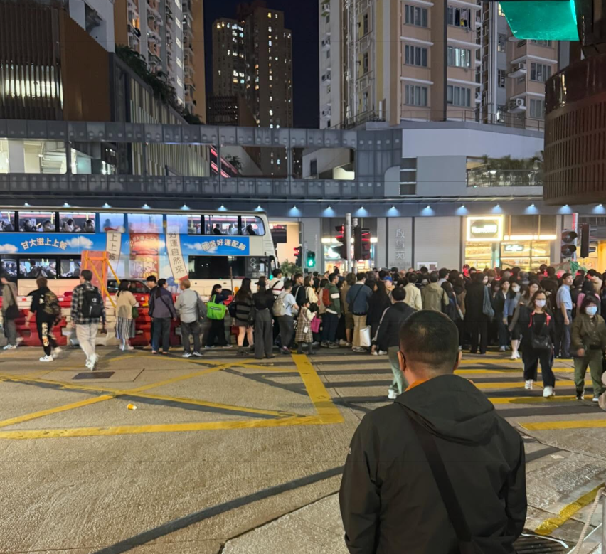 新蒲崗彩虹道近大有街、啟鑽苑對出的行人過路處,因房屋署擴闊道路工程設置水馬,導致安全島空間大幅縮窄變「樽頸」位,下班繁忙時段人流擠擁過路。(doris_w02@Threads)