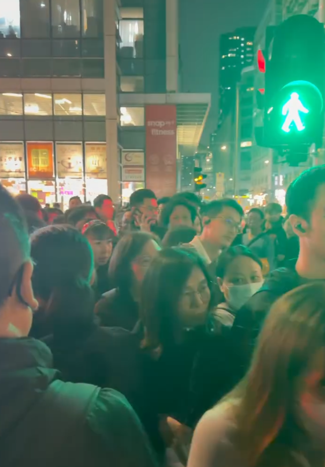 新蒲崗彩虹道近大有街、啟鑽苑對出的行人過路處,因房屋署擴闊道路工程設置水馬,導致安全島空間大幅縮窄變「樽頸」位,下班繁忙時段人流擠擁過路。(doris_w02@Threads)