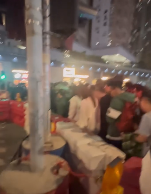 新蒲崗彩虹道近大有街、啟鑽苑對出的行人過路處,因房屋署擴闊道路工程設置水馬,導致安全島空間大幅縮窄變「樽頸」位,下班繁忙時段人流擠擁過路。(motat.tt@Threads)