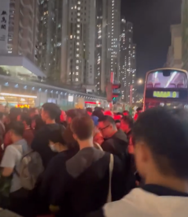 新蒲崗彩虹道近大有街、啟鑽苑對出的行人過路處,因房屋署擴闊道路工程設置水馬,導致安全島空間大幅縮窄變「樽頸」位,下班繁忙時段人流擠擁過路。(motat.tt@Threads)