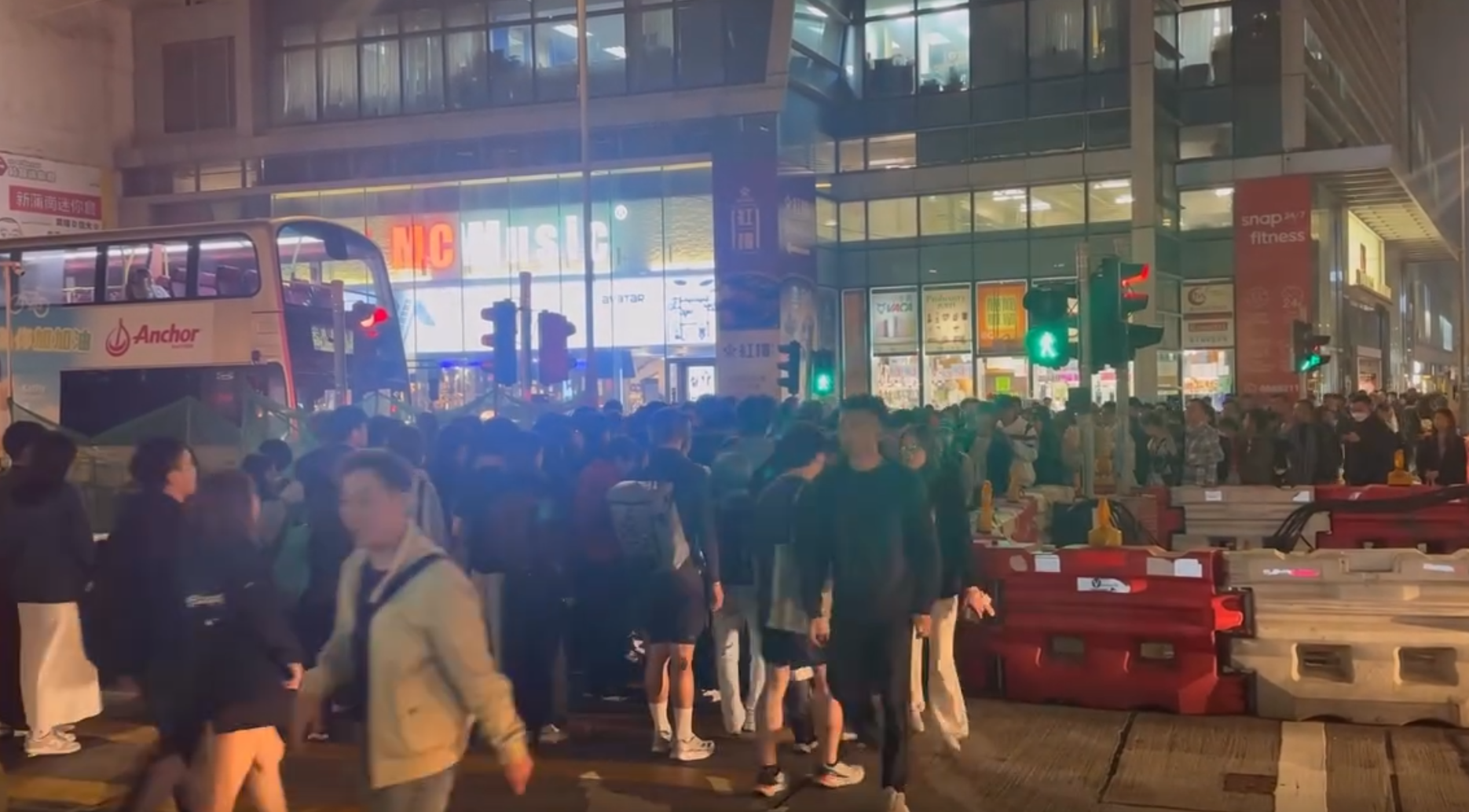 新蒲崗彩虹道近大有街、啟鑽苑對出的行人過路處,因房屋署擴闊道路工程設置水馬,導致安全島空間大幅縮窄變「樽頸」位,下班繁忙時段人流擠擁過路。(miri_yamashita_@Threads)