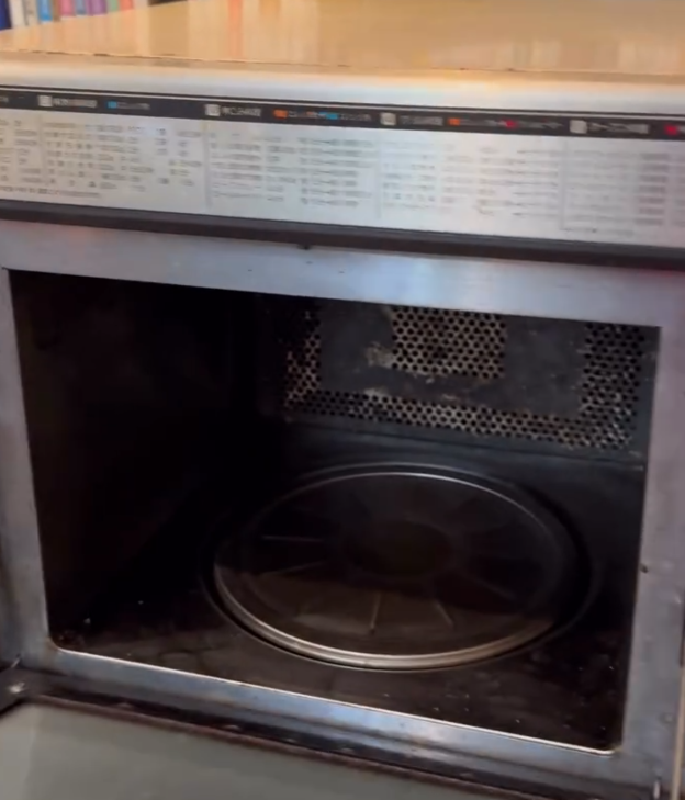 一名台灣網民分享,家中一台使用了45年的Panasonic微波爐即將退役,Panasonic官方看到貼文後主動留言提出請求,希望將這台充滿回憶的微波爐收藏至公司的博物館作為紀念,並願意以最新的微波爐商品與事主交換。(Threads)