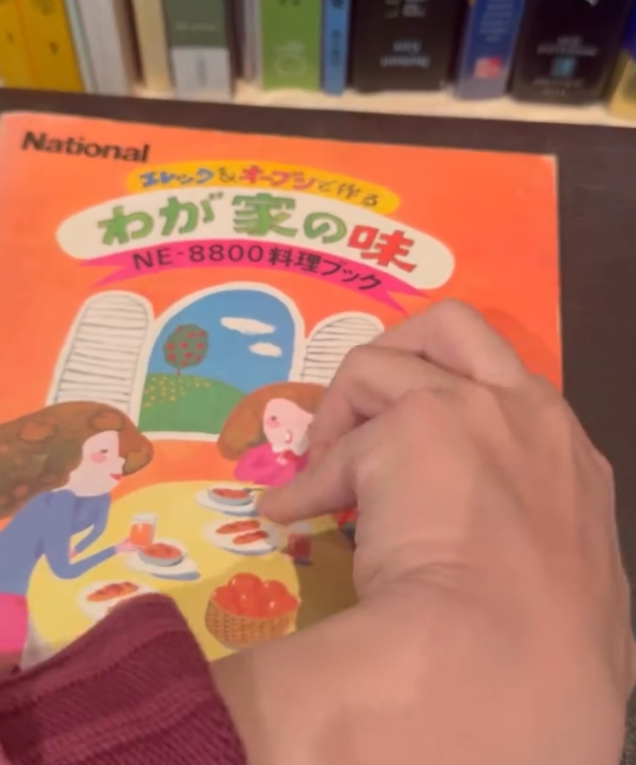 一名台灣網民分享,家中一台使用了45年的Panasonic微波爐即將退役,附贈的食譜書內容豐富印刷精美。(Threads)