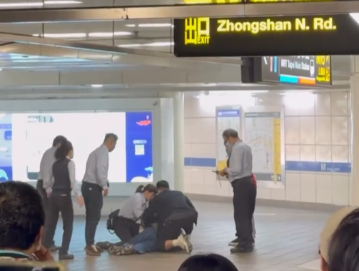 一名男子被當場制伏。(影片截圖)