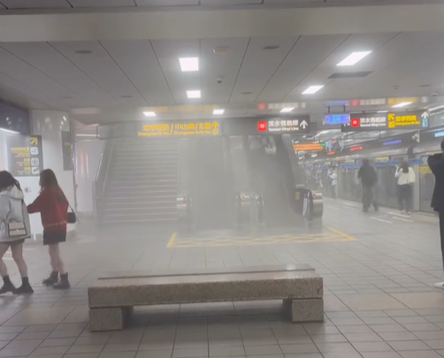 台北車站有人投擲煙霧彈,月台煙霧彌漫。(影片截圖)