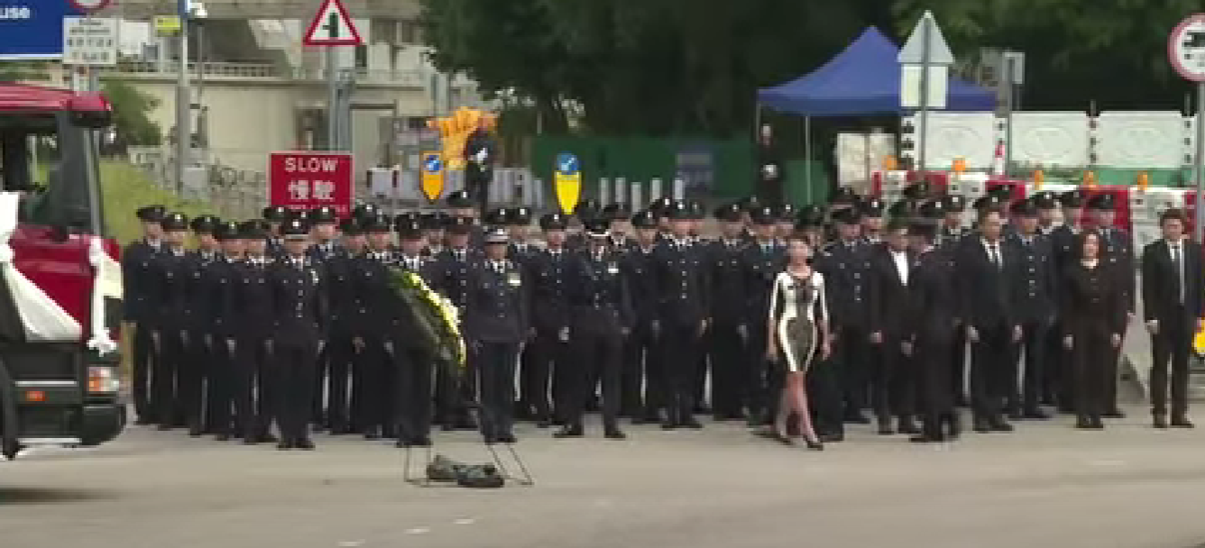 大埔民政專員陳巧敏昨日身穿黑白色連衣裙,被市民批評花樣太高調,她就此致歉