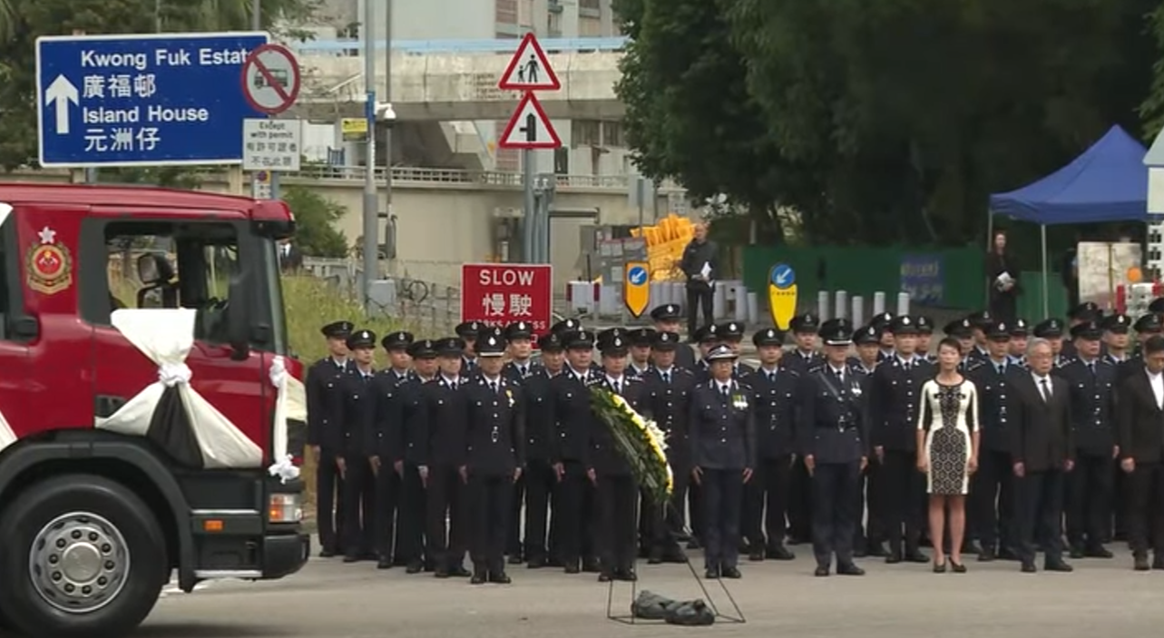 大埔民政專員陳巧敏昨日身穿黑白色連衣裙,被市民批評花樣太高調,她就此致歉