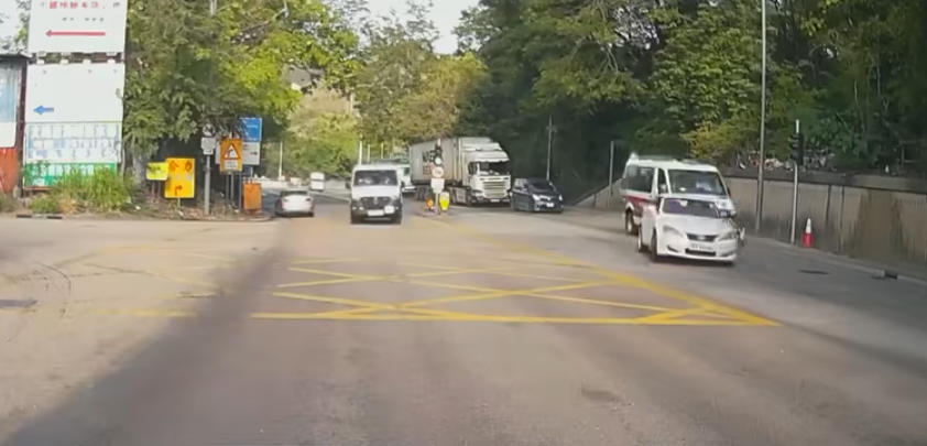 警方接報派警車追截,該車於3部閃燈警車夾擊在路口180度調頭,期間一名男子突然跌出私家車,被多名警員制服,私家車逃離現場。 FB:Lau Kai Chung@車Cam L(香港群組