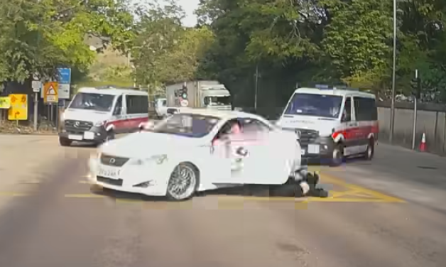 警方接報派警車追截,該車於3部閃燈警車夾擊在路口180度調頭,期間一名男子突然跌出私家車,被多名警員制服,私家車逃離現場。 FB:Lau Kai Chung@車Cam L(香港群組