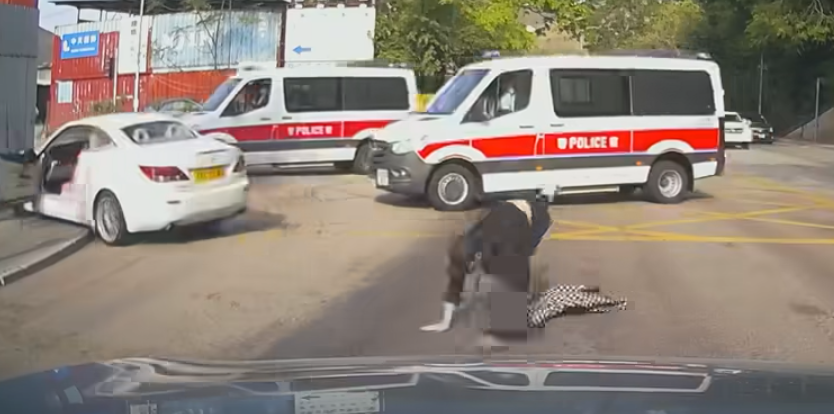 警方接報派警車追截,該車於3部閃燈警車夾擊在路口180度調頭,期間一名男子突然跌出私家車,被多名警員制服,私家車逃離現場。 FB:Lau Kai Chung@車Cam L(香港群組