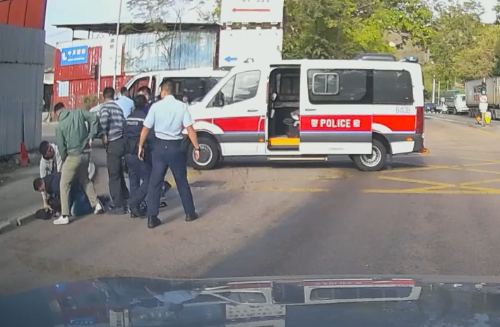 警方接報派警車追截,該車於3部閃燈警車夾擊在路口180度調頭,期間一名男子突然跌出私家車,被多名警員制服,私家車逃離現場。 FB:Lau Kai Chung@車Cam L(香港群組