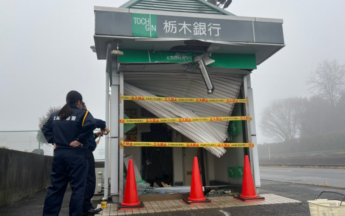 日本櫪木縣有賊人企圖用挖掘機破壞銀行的自動櫃員機,企圖偷走款項,但事敗逃去。(網上圖片)