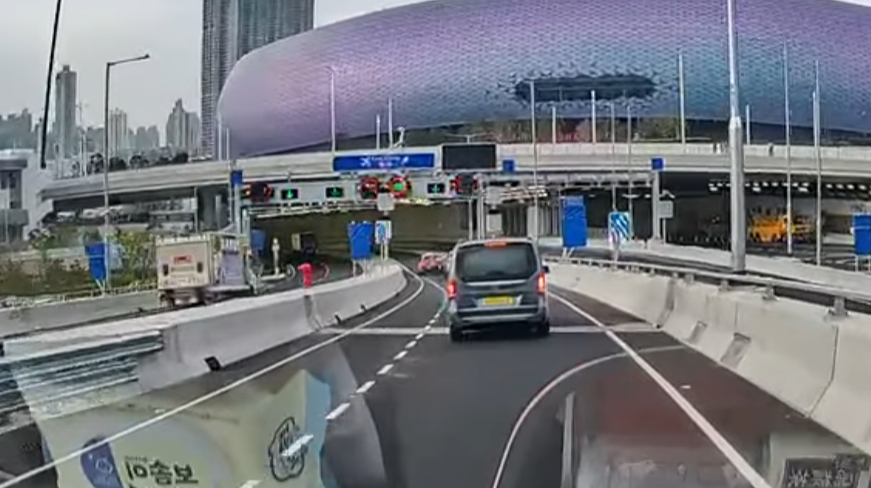 中九龍繞道(油麻地段)有的士「U-turn」後在西行郵輪碼頭入口逆線行車,其間有對頭車駛過。(Facebook 車cam L(香港群組))