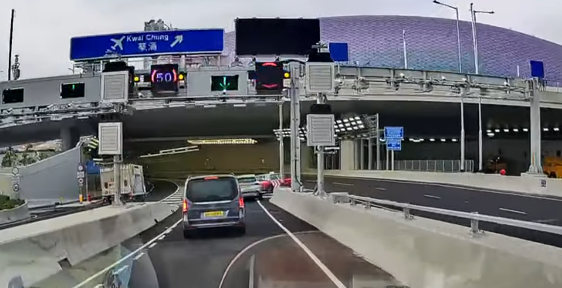 中九龍繞道(油麻地段)有的士「U-turn」後在西行郵輪碼頭入口逆線行車,其間有對頭車駛過。(Facebook 車cam L(香港群組))