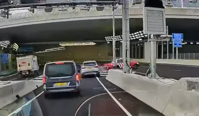 中九龍繞道(油麻地段)有的士「U-turn」後在西行郵輪碼頭入口逆線行車,其間有對頭車駛過。(Facebook 車cam L(香港群組))