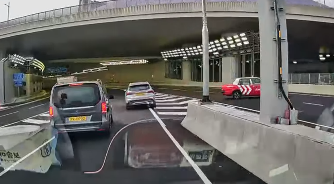 中九龍繞道(油麻地段)有的士「U-turn」後在西行郵輪碼頭入口逆線行車,其間有對頭車駛過。(Facebook 車cam L(香港群組))