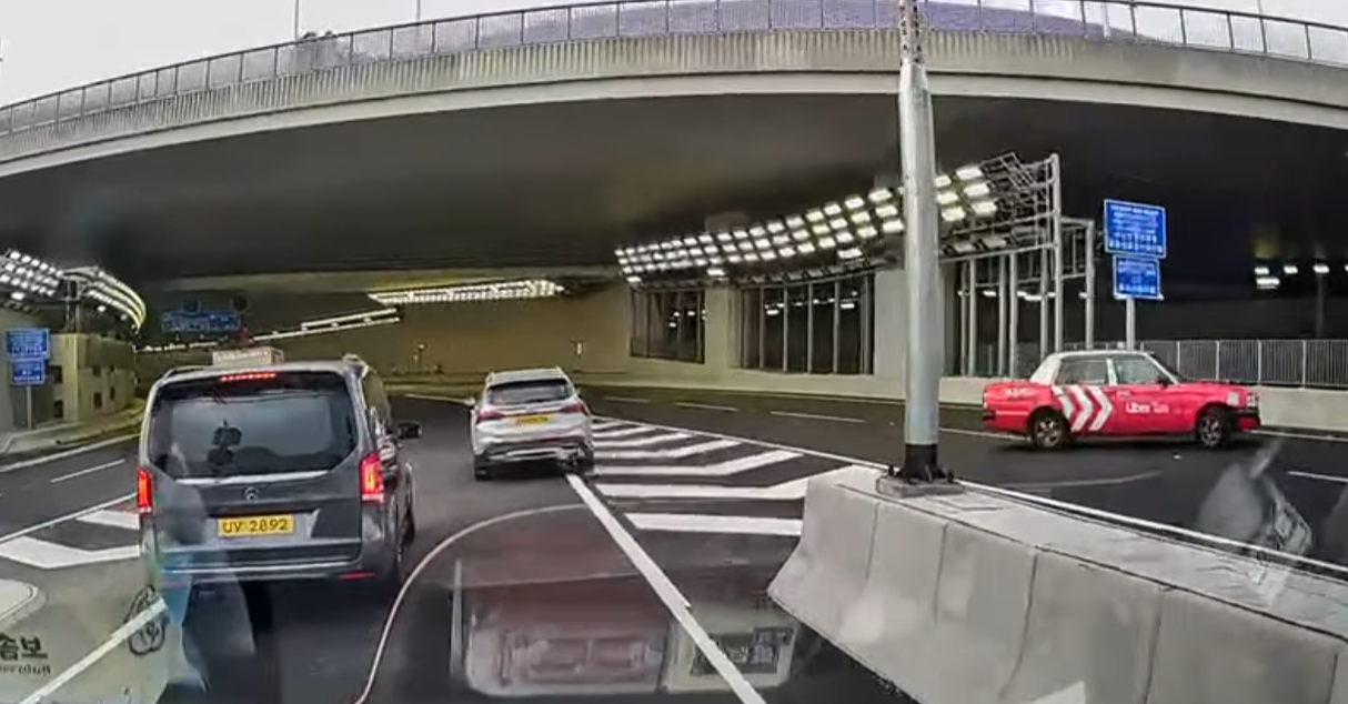 中九龍繞道(油麻地段)有的士「U-turn」後在西行郵輪碼頭入口逆線行車,其間有對頭車駛過。(Facebook 車cam L(香港群組))