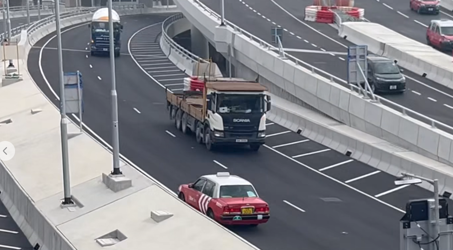 中九龍繞道(油麻地段)有的士「U-turn」後在西行郵輪碼頭入口逆線行車,其間有對頭車駛過。(Facebook 車cam L(香港群組))