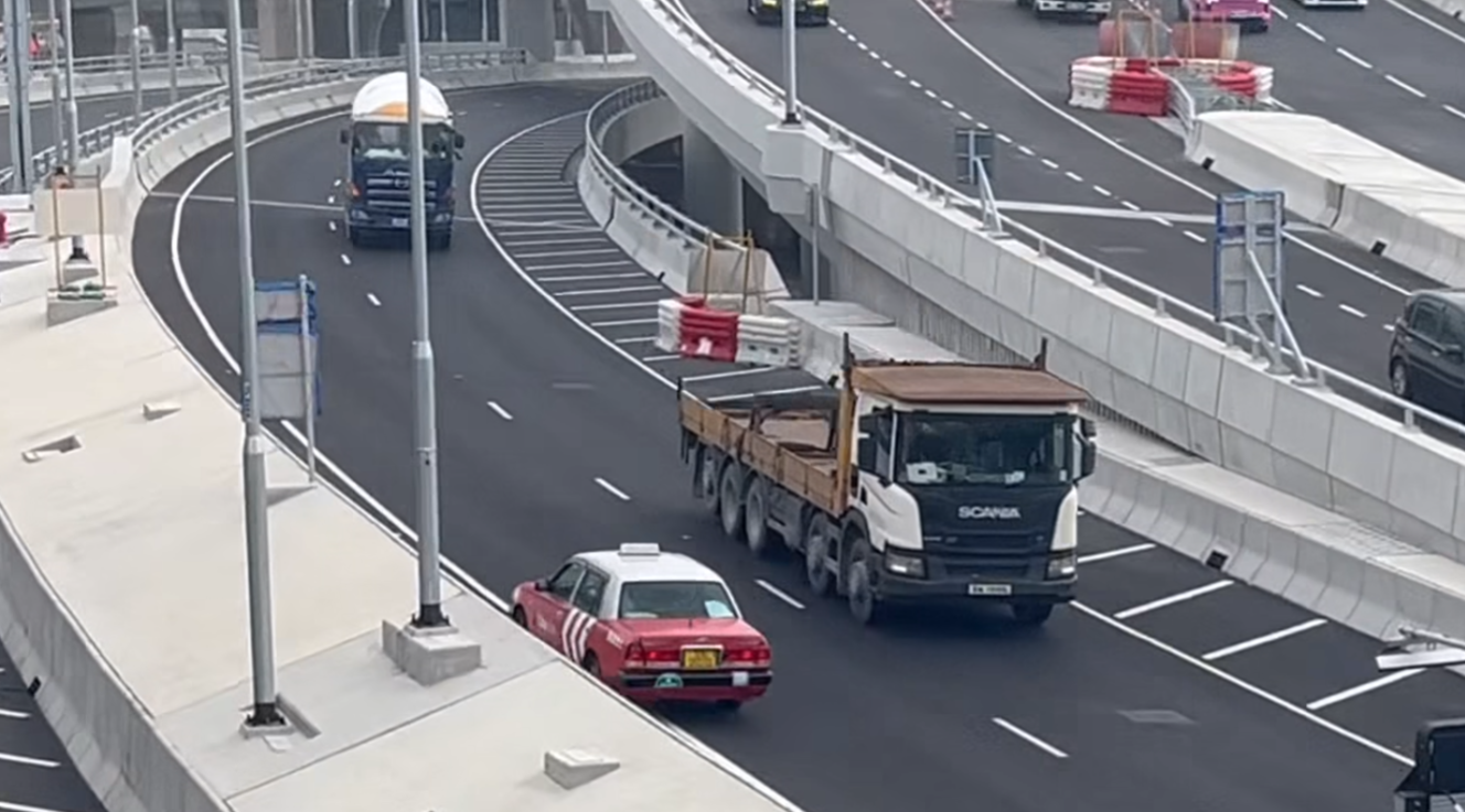 中九龍繞道(油麻地段)有的士「U-turn」後在西行郵輪碼頭入口逆線行車,其間有對頭車駛過。(Facebook 車cam L(香港群組))